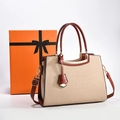 Bolso beige con grabado de cocodrilo, detalles en marrón y caja de regalo naranja - Caqui