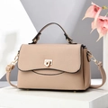 Sac bandoulière élégant en similicuir beige avec poignée et fermoir doré sur socle moderne - 25x11x16cm / Khaki