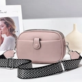 Borsa a tracolla in pelle rosa con tre cerniere e tracolla intrecciata esposta sulla scrivania - 21cm x 8cm x 14cm / Rosa