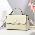 Sac bandoulière en cuir blanc crème avec texture litchi et boucle dorée chic - 25x11x16cm / Blanc Cassé
