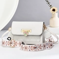 Sac bandoulière blanc élégant avec fermoir cœur doré et bandoulière brodée chic - Blanc