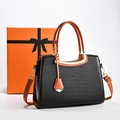 Bolso elegante de cuero negro con relieve de cocodrilo, asas marrones y caja naranja - Negro