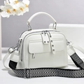 Sac à main blanc en cuir grainé avec large bandoulière à chevrons et détails argentés - Blanc