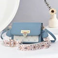 Sac bandoulière rétro bleu brume avec surpiqûres blanches et large bandoulière fleurie - Bleu