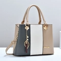 Minimalistische dreifarbige Handtasche in Grau Weiß Beige mit goldenem Blattanhänger - Khaki