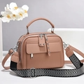 Sac à main rose texture cuir avec bandoulière géométrique élégante pour femmes - Rose