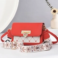 Sac bandoulière rouge et blanc avec breloques en cœur et bandoulière tissée à motifs - Rouge