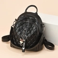 Zaino da donna in ecopelle trapuntata nera con tasca a zip e ciondolo a forma di mucca - Trapuntato/Cerniera Verticale