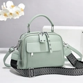 Sac à main vert menthe en cuir grainé avec bandoulière à motifs et rivets argentés - Vert