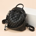 Zaino in pelle PU nera trapuntata con motivo a rombi e ciondolo a forma di mucca - Trapuntato/Semicerchio