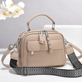 Sac à main beige en similicuir avec bandoulière géométrique et rivets métalliques - Khaki