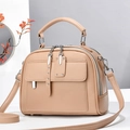 Minimalistische aprikosenfarbene Henkeltasche mit silbernen Details und Umhängeriemen - Einzelner Schulterriemen / Khaki