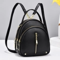 Zaino alla moda in pelle martellata nera con cerniere dorate su uno sfondo minimalista - Nero