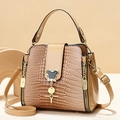 Braune Beuteltasche mit Krokoprägung und Anhänger in Mausform für Damen - Khaki