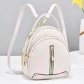 Mini zainetto da donna bianco sporco in pelle martellata con zip dorate - Bianco