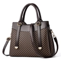 Bolso de mano marrón oscuro con patrón de diamantes y herrajes de oro claro - Café Con Patrón