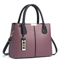 Sac à main élégant gris-mauve avec anses noires contrastées et garniture dorée - Violet