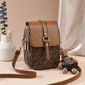 Sac bandoulière marron à monogramme rétro avec un porte-clé lapin en peluche - Café
