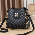 Minimalistische schwarze Umhängetasche mit Monogramm, goldener Schnalle und Kette - Great Wall Muster mit Schwarz