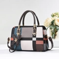 Elegante mehrfarbige Patchwork-Handtasche mit Karomuster, Rundgriffen und Schmetterlingsanhänger - Kaffee (Zufällige Gitterposition)