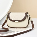 Bolso de hombro bicolor en crema y marrón oscuro con textura de cocodrilo y cierre dorado - Blanco Roto