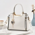 Sac à main blanc motif crocodile avec poignée dorée, breloque cœur perle et bandoulière - Blanc