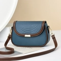 Bolso de hombro azul y marrón con solapa de cocodrilo y hebilla metálica dorada - Azul