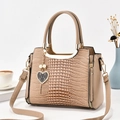 Sac à main beige pour femme avec gaufrage crocodile, pendentif cœur et bandoulière amovible - Khaki