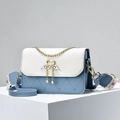 Bolso bandolera acolchado con bordado de corazón, cierre de cisne y correa ancha estampada - Azul