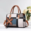 Schicke geometrische Patchwork Handtasche in Blau und Braun mit Anhänger und Gurt - Erdgelb (Zufällige Gitterposition)