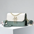 Bolso con solapa verde salvia y crema con cierre de corazón de cisne y perla - Verde