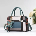 Britische Handtasche mit Karomuster, blauen Griffen und Schmetterlingsanhänger - Grün (Zufällige Gitterposition)