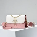 Bolso bandolera rosa acolchado con forma de corazón y hebilla de cisne dorado - Rosa