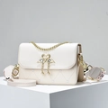 Bolso acolchado beige con correa bordada y cierre de flamenco con perlas - Blanco Roto