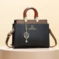 Bolso de mano en contraste negro y marrón con asa de resina ámbar y colgante gato - Negro