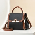 Bolso bandolera de contraste en cuero lichi negro con detalles marrones en podio blanco - Negro