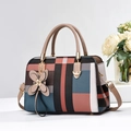 Damen Handtasche mit buntem Karomuster, khakifarbenen Griffen und Blumenanhänger - Khaki (Zufällige Gitterposition)