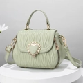 Borsa a tracolla verde salvia con cuciture a onde e hardware cuore dorato - Verde