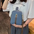 Nebelblaue Leder-Umhängetasche für Handys mit braunem Gurt und goldfarbenen Details - Blau