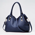 Borsa a mano da donna in morbida pelle blu navy con grana testurizzata e dettagli dorati - Blu
