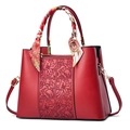 Elegante rote Handtasche mit Blumenprägung und Seidenschal für modernen chinesischen Stil - Weinrot