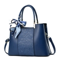 Elegante dunkelblaue Tragetasche mit Blumenstickerei und Seidenschal-Accessoire - Dunkelblau