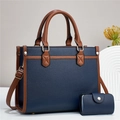 Dettaglio della borsa tote blu navy con finiture marroni e porta carte abbinato in pelle - Blu scuro