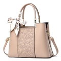 Elegante beige Tragetasche mit Blumenprägung, Doppelgriffen und dekorativem Seidenschal - Khaki