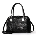 Sac à main noir élégant à motif crocodile avec bandoulière et ferrures argentées - Noir