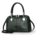 Sac à main vert foncé avec effet crocodile, détails argentés et bandoulière - Vert