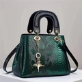 Borsa a mano verde con motivo a serpente, manici neri e ciondolo a stella dorato - Verde