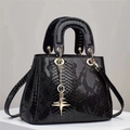 Elegante borsa a mano in vernice nera motivo serpente con ciondolo a stella dorata - Nero