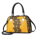 Sac à main jaune vif avec motif peau de serpent, poignées noires et finitions argentées - Jaune Vif