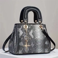 Borsa a mano in pelle di serpente argento con manici neri e ciondolo stella - Argento